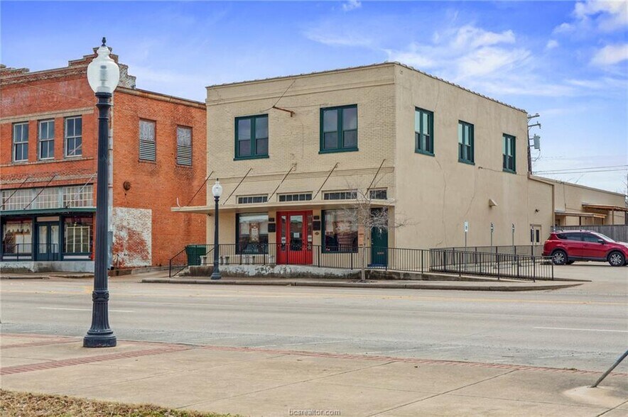 211 W William J Bryan Pky, Bryan, TX à louer - Photo principale – Image 1 sur 2