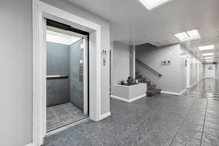 11755 Victory Blvd, North Hollywood, CA à louer - Photo de l’immeuble – Image 3 sur 7