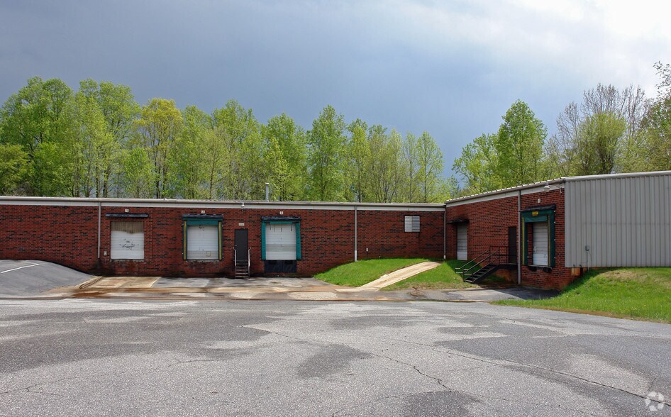 2066 Industrial Dr, Newton, NC à louer - Photo de l’immeuble – Image 3 sur 15