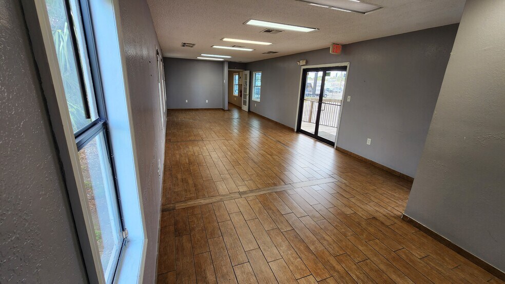856 E Busch Blvd, Tampa, FL à louer - Photo de l’immeuble – Image 3 sur 30