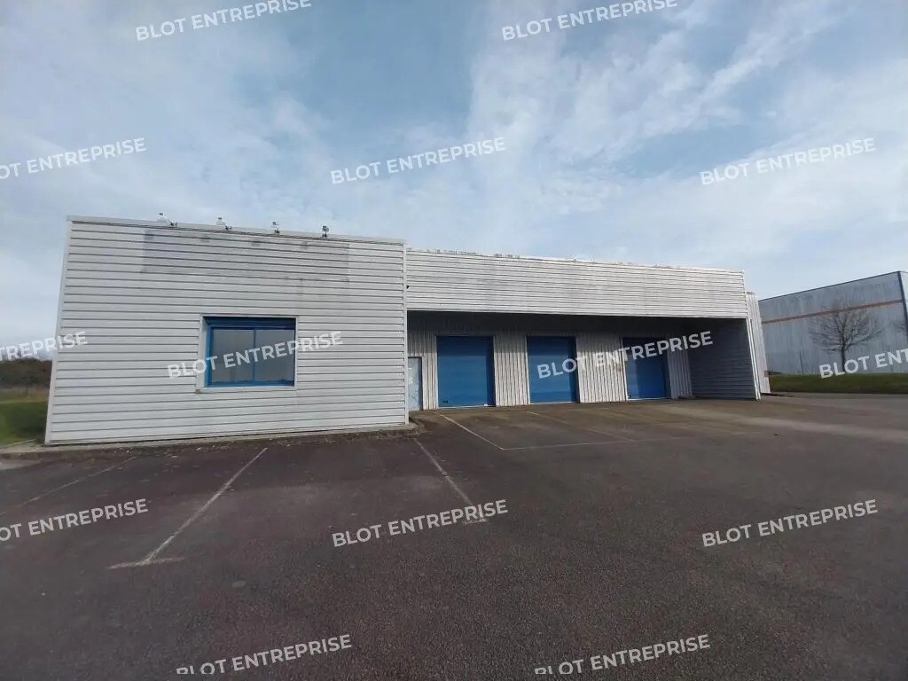 Local d’activités dans Noyal-Pontivy à louer Photo de l’immeuble– Image 1 sur 11