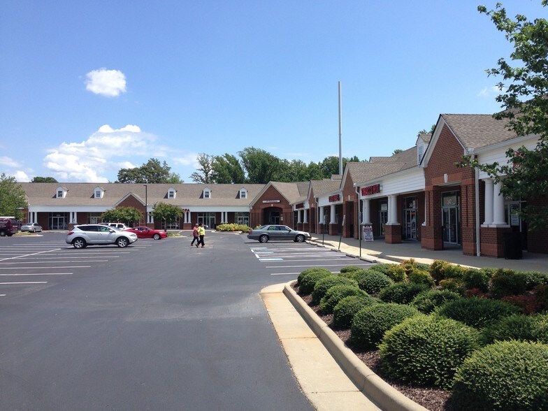 241-341 E Hundred Rd, Chester, VA à louer - Photo de l’immeuble – Image 1 sur 1