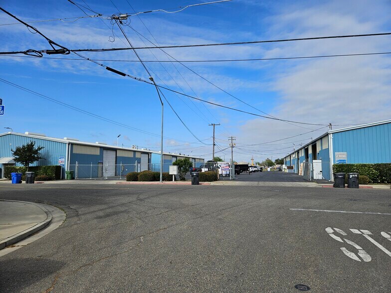 875-899 S Soderquist Rd, Turlock, CA à louer - Photo de l’immeuble – Image 1 sur 9