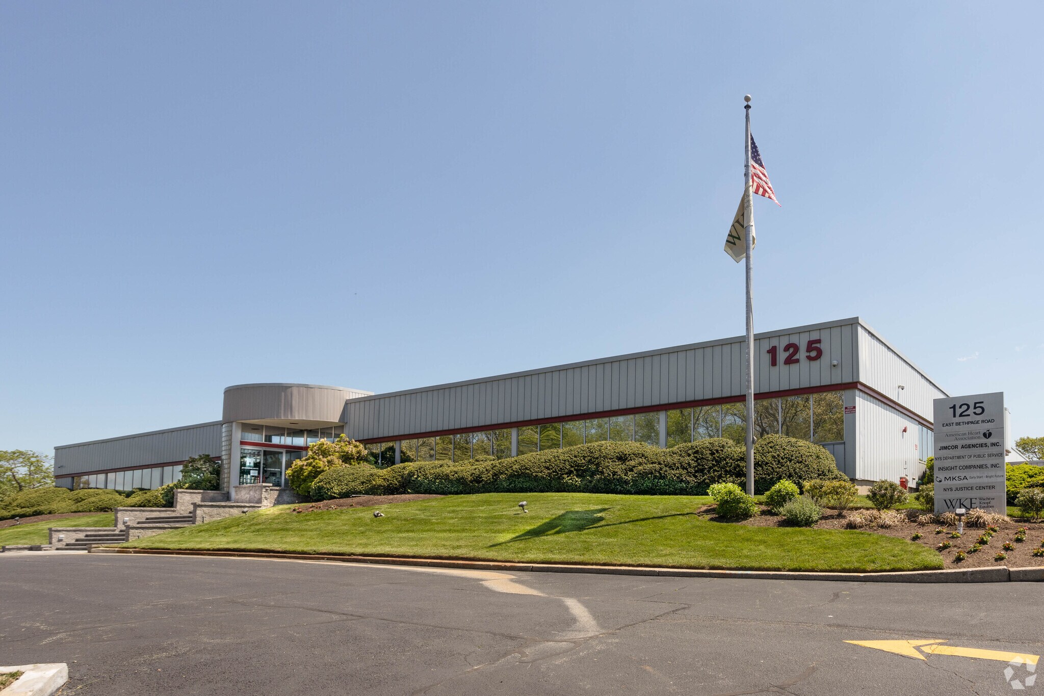 125 E Bethpage Rd, Plainview, NY à louer Photo principale– Image 1 sur 8