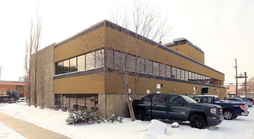 12310 105th Ave NW, Edmonton, AB à louer - Photo de l’immeuble – Image 3 sur 12