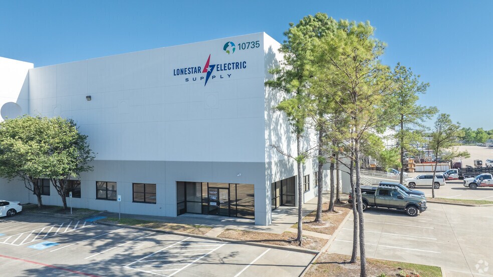 10735 W Little York Rd, Houston, TX à louer - Photo de l’immeuble – Image 3 sur 8