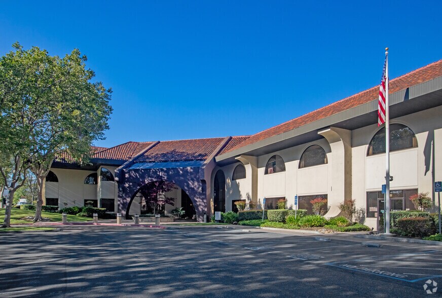 1601 S De Anza Blvd, Cupertino, CA à louer - Photo de l’immeuble – Image 2 sur 3
