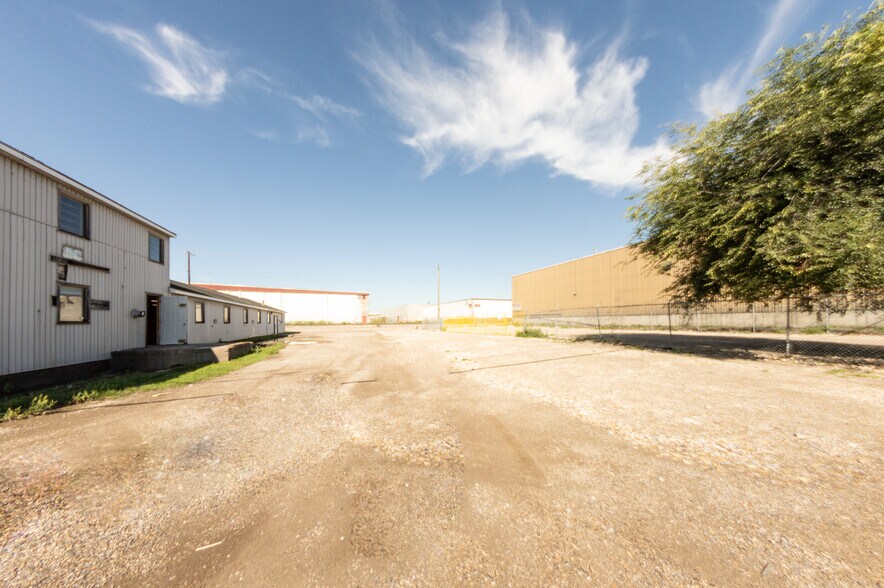 3828 15th St SE, Calgary, AB à louer - Photo de l’immeuble – Image 1 sur 10