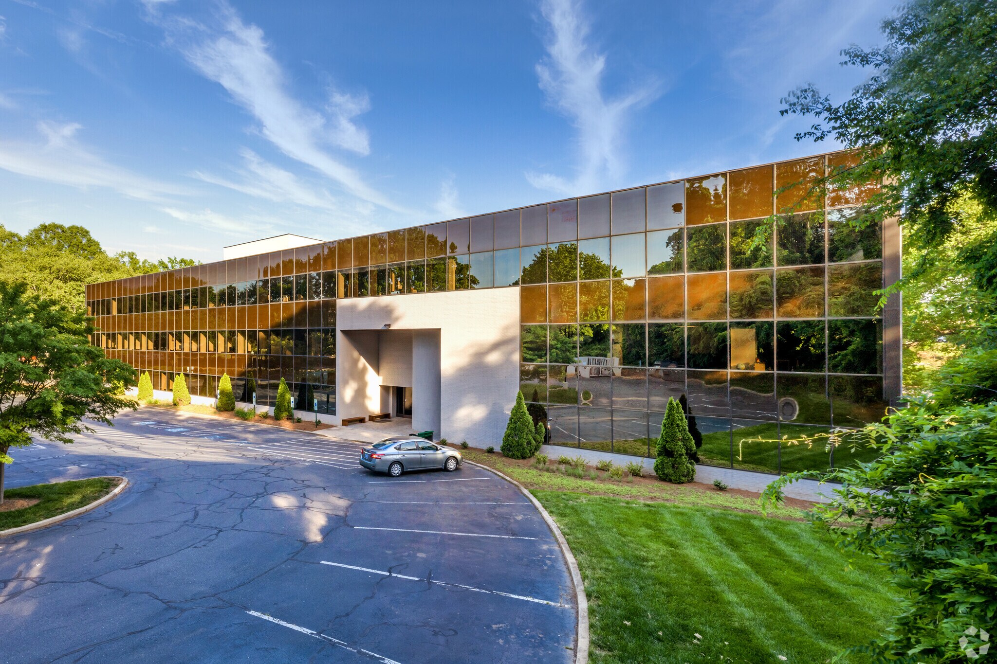 5600 77 Center Dr, Charlotte, NC à louer Photo de l’immeuble– Image 1 sur 16
