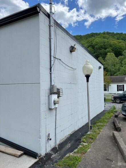504 Main Ave, Logan, WV à louer - Photo de l’immeuble – Image 3 sur 9