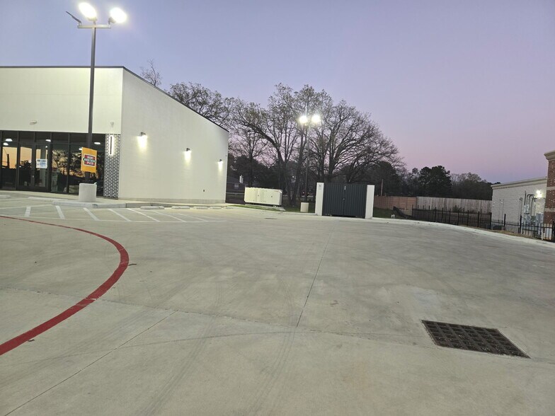 18184 Tx-105, Montgomery, TX à louer - Photo de l’immeuble – Image 3 sur 5