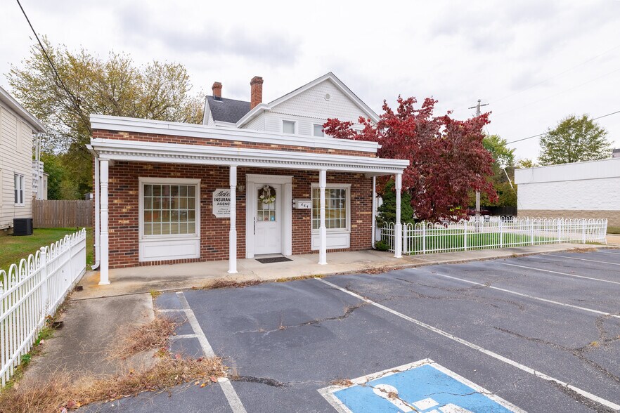 664 Boulevard, Colonial Heights, VA à vendre - Photo de l’immeuble – Image 2 sur 45