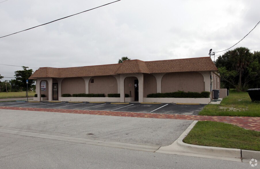 401 E Olympia Ave, Punta Gorda, FL à louer - Photo de l’immeuble – Image 3 sur 9