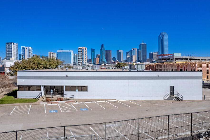152-160 Continental Ave, Dallas, TX à louer - Photo de l’immeuble – Image 2 sur 16