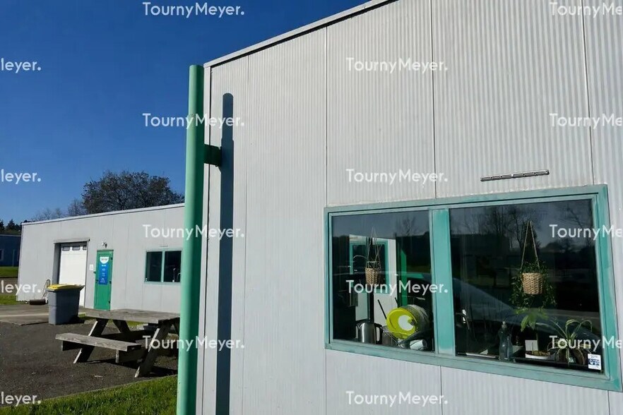 Local d’activités dans Vigneux-de-Bretagne à louer - Photo de l’immeuble – Image 1 sur 8