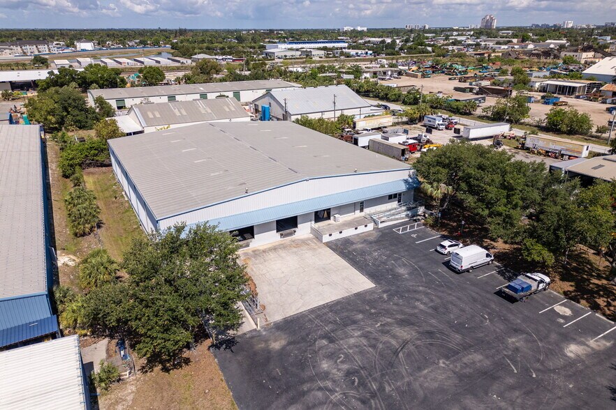 3520 Old Metro Pky, Fort Myers, FL à louer - Photo de l’immeuble – Image 3 sur 40