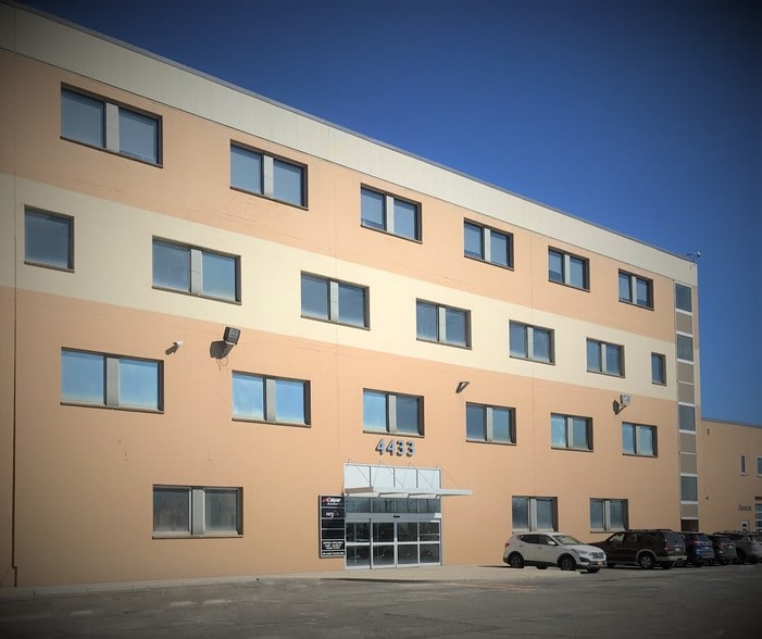 4433 Genesee St, Cheektowaga, NY à louer - Photo principale – Image 1 sur 28