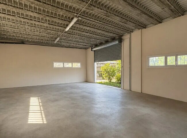 Plus de détails pour Local d'activités à louer