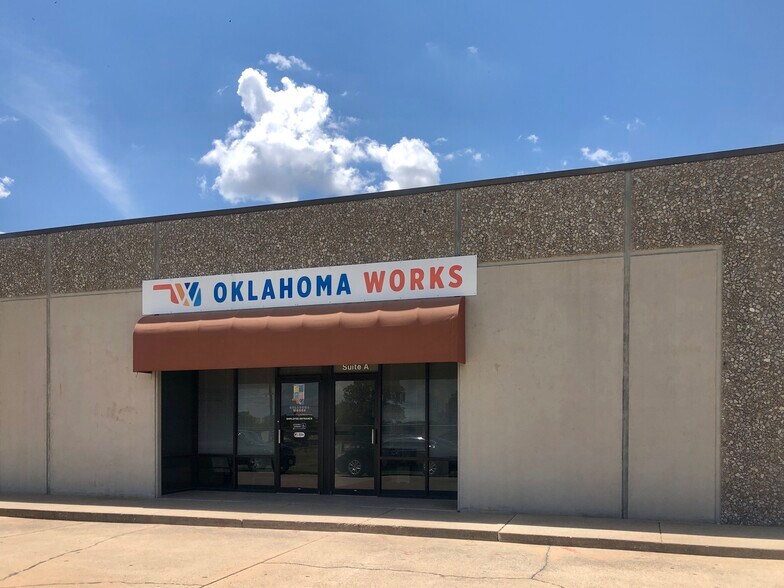 1703-1715 SW 11th St, Lawton, OK à louer - Photo de l’immeuble – Image 1 sur 7