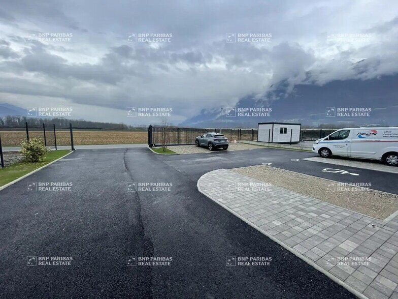 Local d’activités dans Sainte-Hélène-sur-Isère à louer - Photo de l’immeuble – Image 2 sur 9