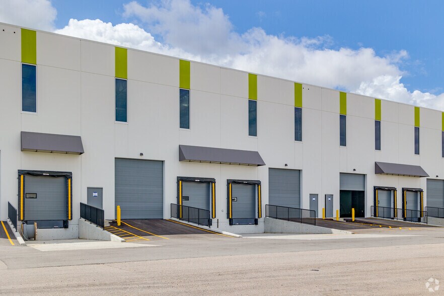 19265 Airport Way, Pitt Meadows, BC à louer - Photo de l’immeuble – Image 3 sur 7