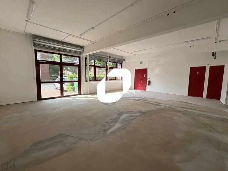 Local d’activités dans Voisins-le-Bretonneux à louer - Photo de l’immeuble – Image 2 sur 10