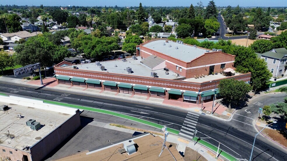 711 N Court St, Visalia, CA à vendre - Photo de l’immeuble – Image 3 sur 23
