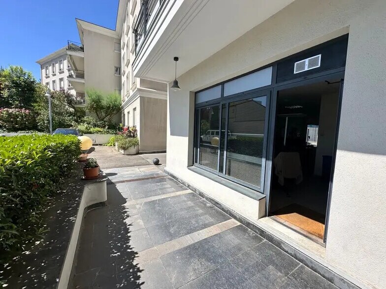 Local commercial dans Bron à louer - Photo de l’immeuble – Image 2 sur 3