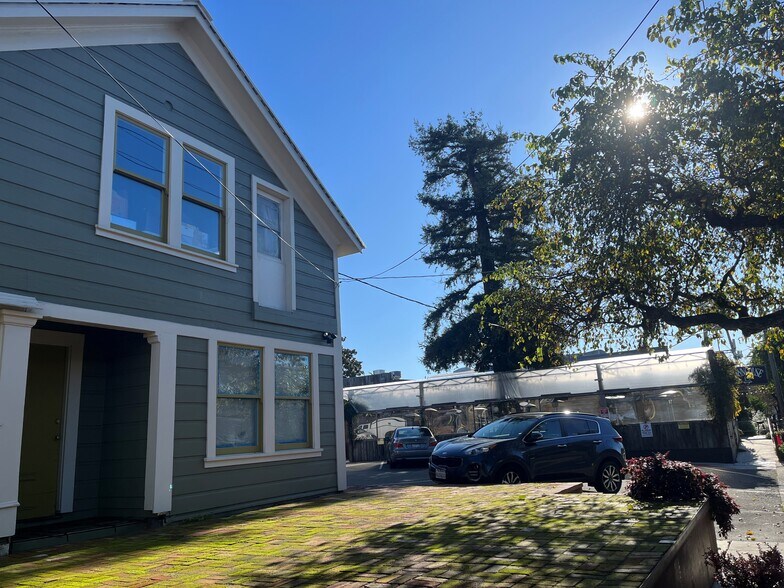 5874 Doyle St, Emeryville, CA à vendre - Photo de l’immeuble – Image 3 sur 14