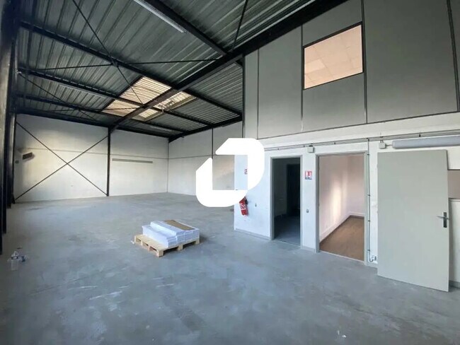 Plus de détails pour Bureau, Local d'activités à louer