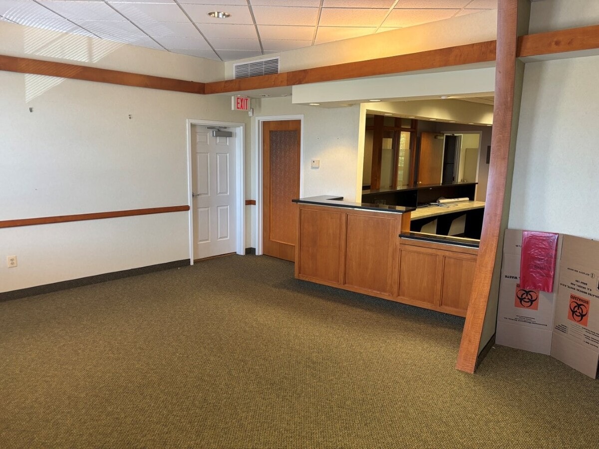 6134-6138 Redwood Square Ctr, Centreville, VA 20121 - Lot 201/202 -  - Photo intérieure - Image 2 of 8