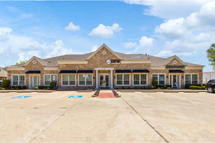 5407 Basswood Blvd, Fort Worth, TX à louer - Photo principale – Image 1 sur 27