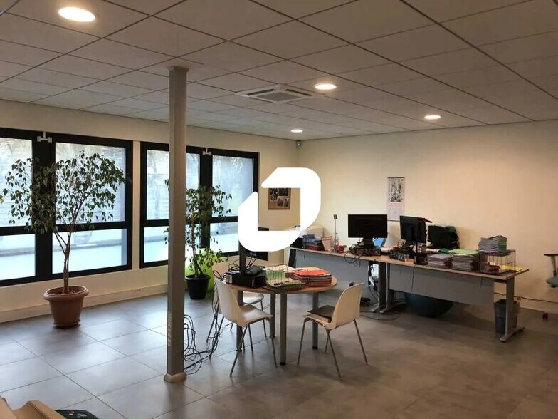 Bureau dans Orgeval à vendre - Photo de l’immeuble – Image 2 sur 5