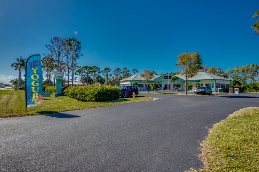 10191 Stringfellow Rd, Saint James City, FL à vendre - Photo de l’immeuble – Image 3 sur 9