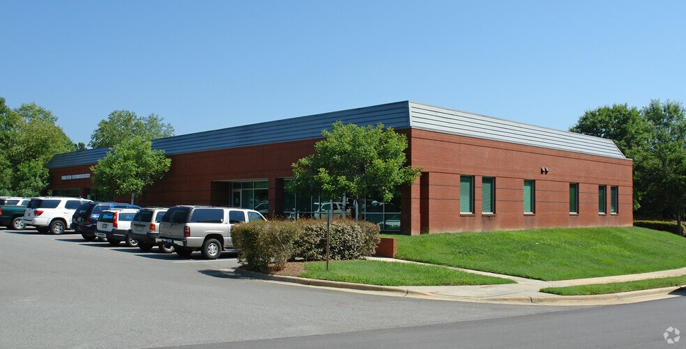 800 Springfield Commons Dr, Raleigh, NC à louer - Photo de l’immeuble – Image 3 sur 13