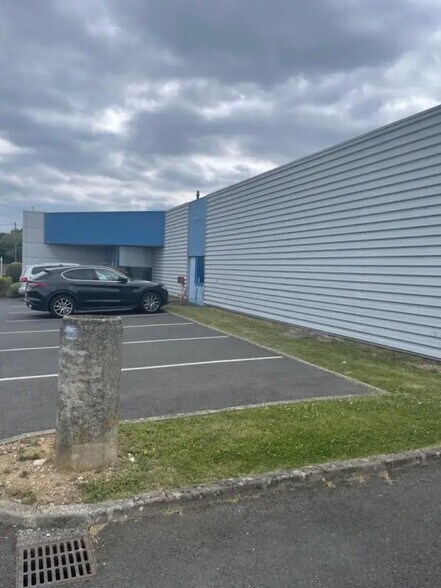 Local d'activités dans Fleury-les-Aubrais à vendre - Photo de l’immeuble – Image 3 sur 8