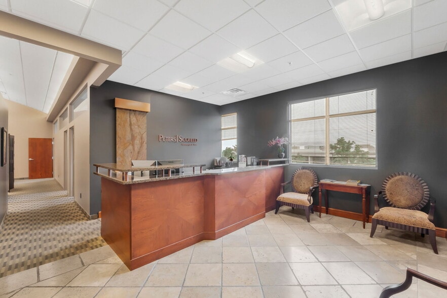 7430 S Creek Rd, Sandy, UT à louer - Hall d’entrée – Image 2 sur 19