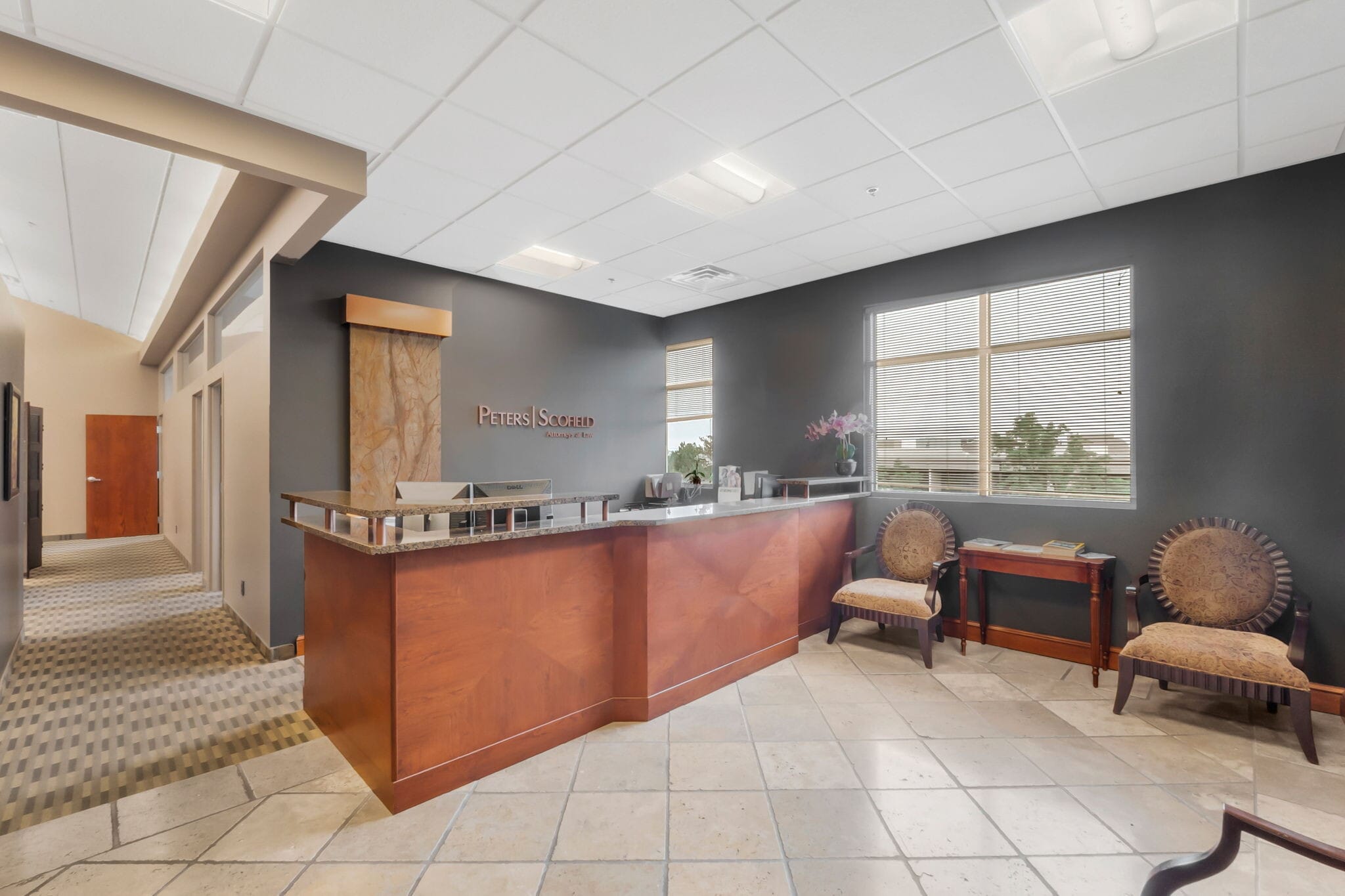 7430 S Creek Rd, Sandy, UT à louer Hall d’entrée– Image 1 sur 19