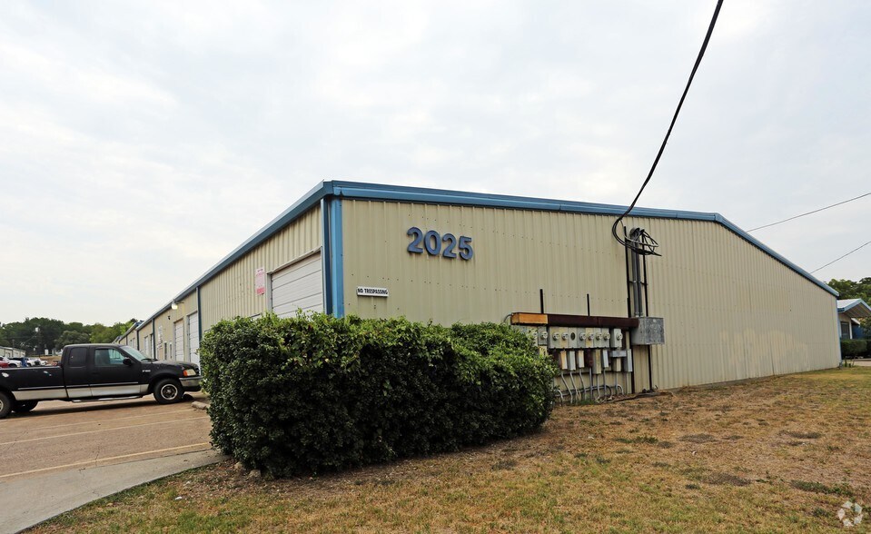 2025 E Shady Grove Rd, Irving, TX à louer - Photo principale – Image 1 sur 6