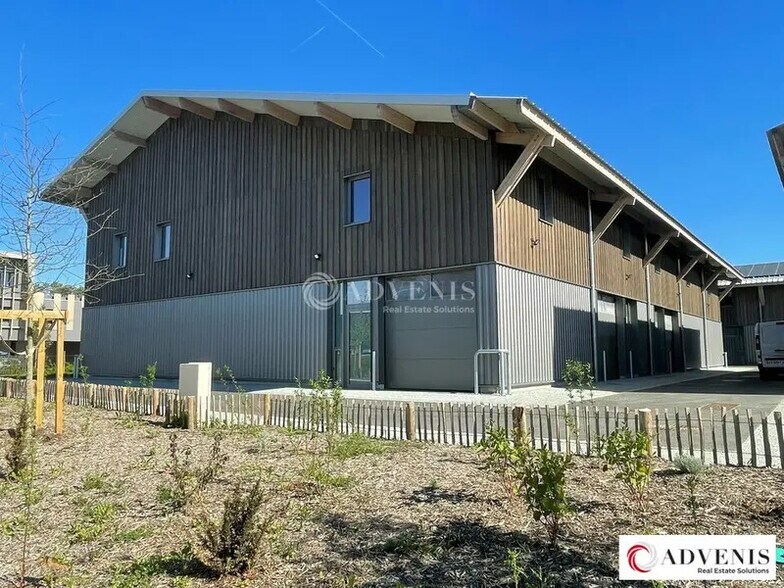 Local d’activités dans Le Haillan à louer - Photo de l’immeuble – Image 1 sur 11