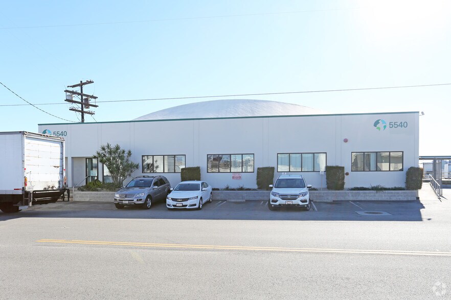 5540 W 104th St, Los Angeles, CA à louer - Photo de l’immeuble – Image 3 sur 17