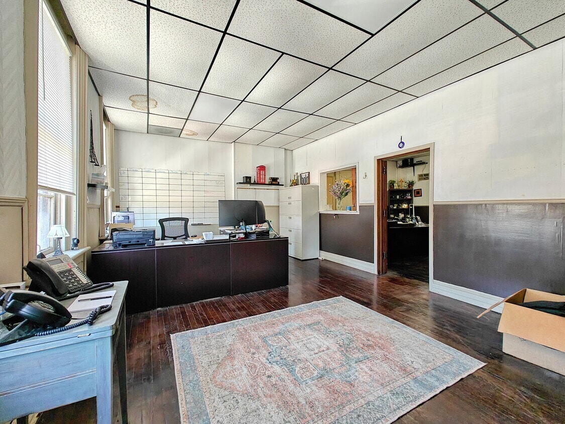 121 N Poplar St, Paris, TN à louer Photo intérieure– Image 1 sur 5