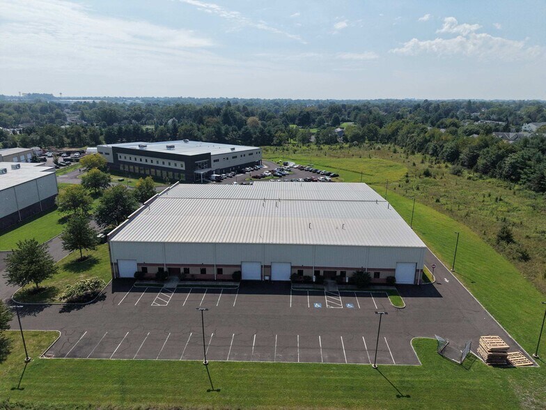 1537 Campus Dr, Warminster Township, PA à louer - Photo de l’immeuble – Image 3 sur 3