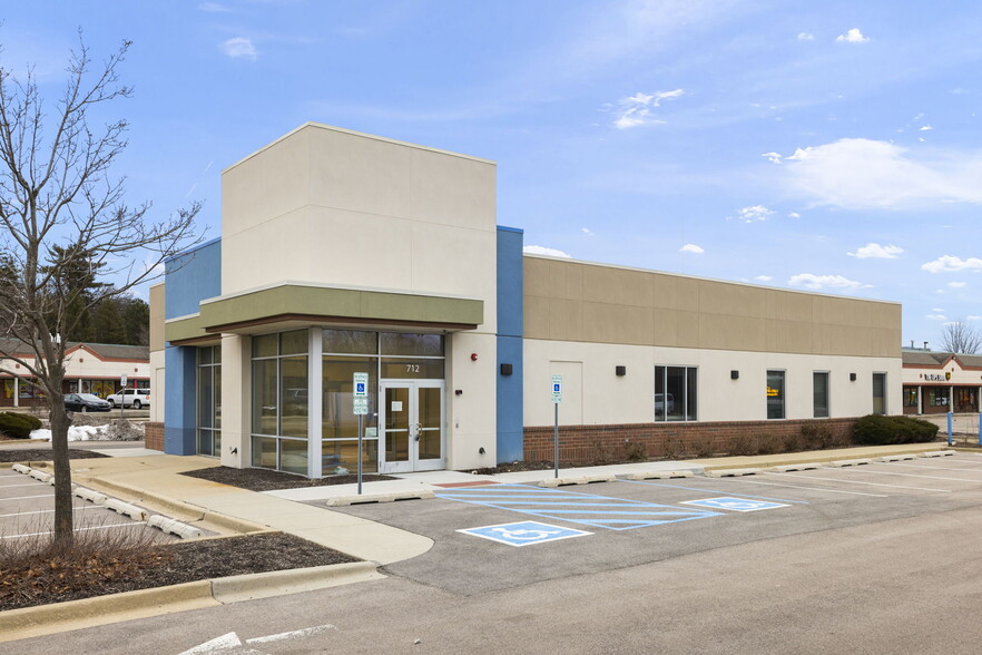 712 Northwest Hwy, Fox River Grove, IL à louer - Photo de l’immeuble – Image 2 sur 14