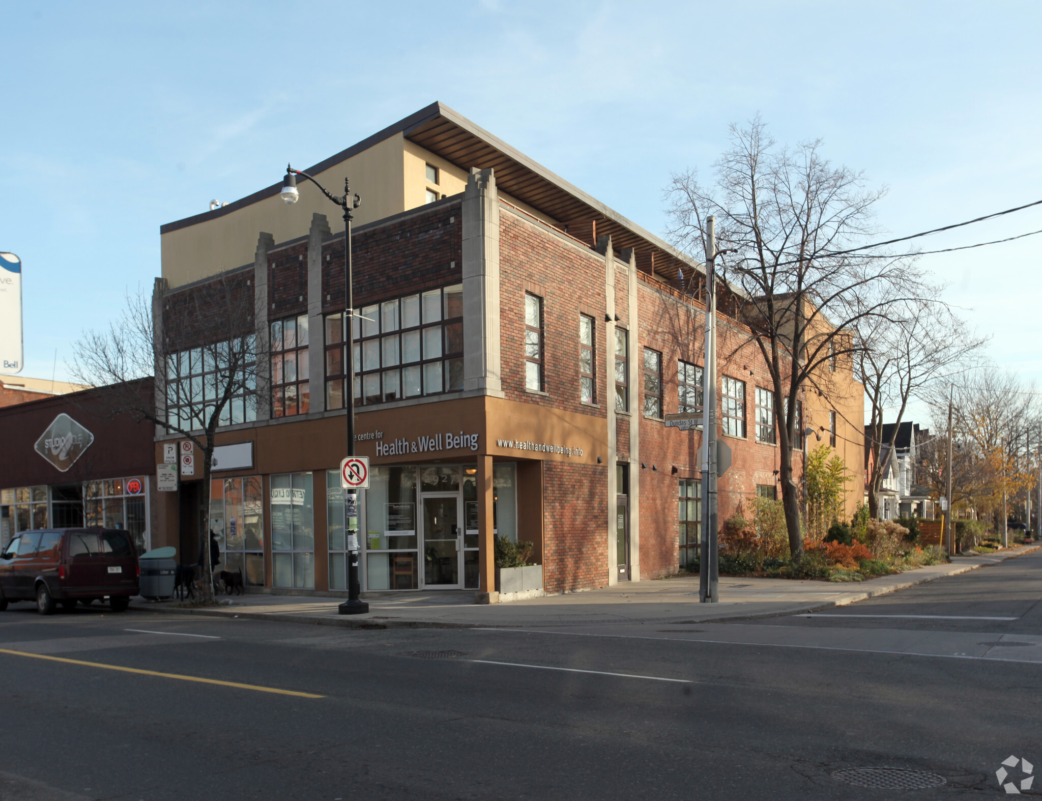 2925 Dundas St W, Toronto, ON à vendre Photo principale– Image 1 sur 3
