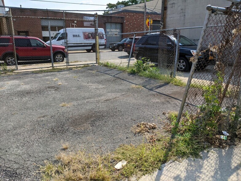 6934 76th St, Flushing, NY à vendre - Photo principale – Image 1 sur 9