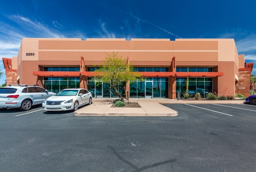 2301 E Yeager Dr, Chandler, AZ à louer - Photo de l’immeuble – Image 3 sur 12