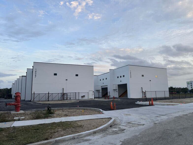 15547 Global Pkwy., Fort Myers, FL à vendre - Photo de l’immeuble – Image 2 sur 7