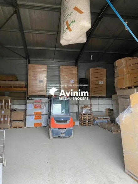 Local d'activités dans Saint-Nazaire-les-Eymes à vendre - Photo de l’immeuble – Image 2 sur 18