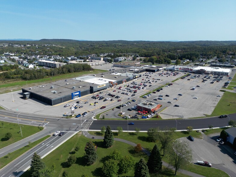 705 Av Du Pont N, Alma, QC à louer - Photo de l’immeuble – Image 1 sur 8